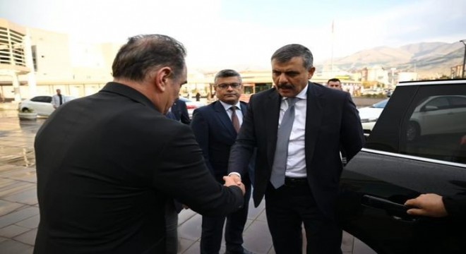  Çiftçi'den hastalara moral ziyareti